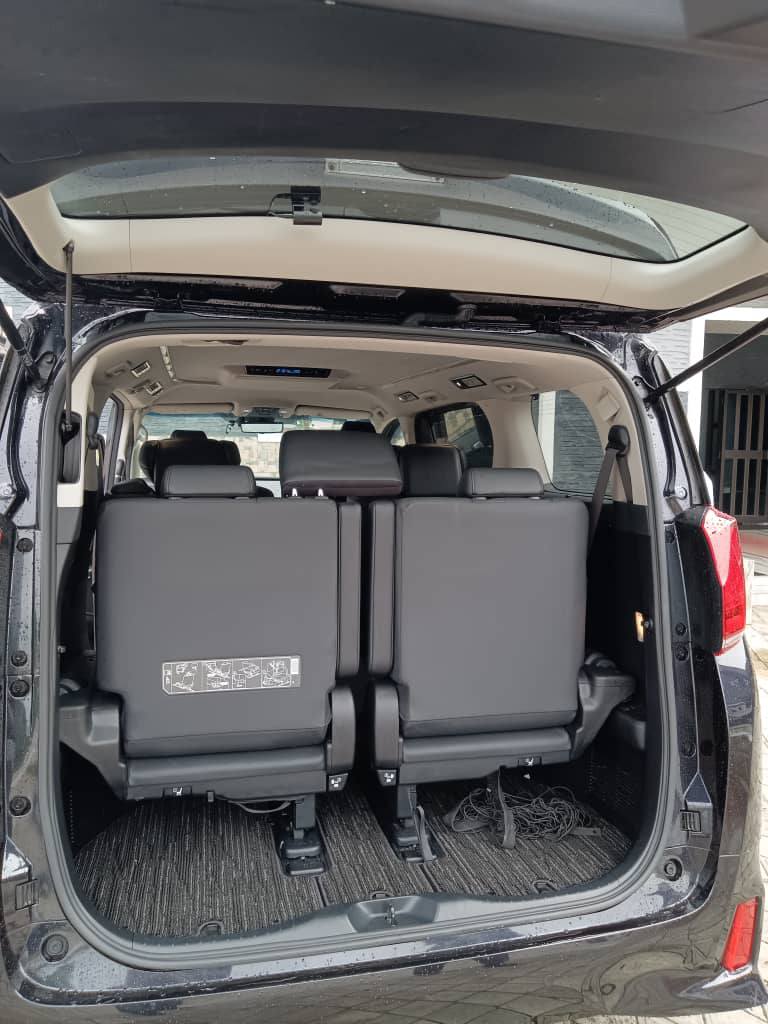 A picture of Direct Belgium 2023 Toyota Alphard