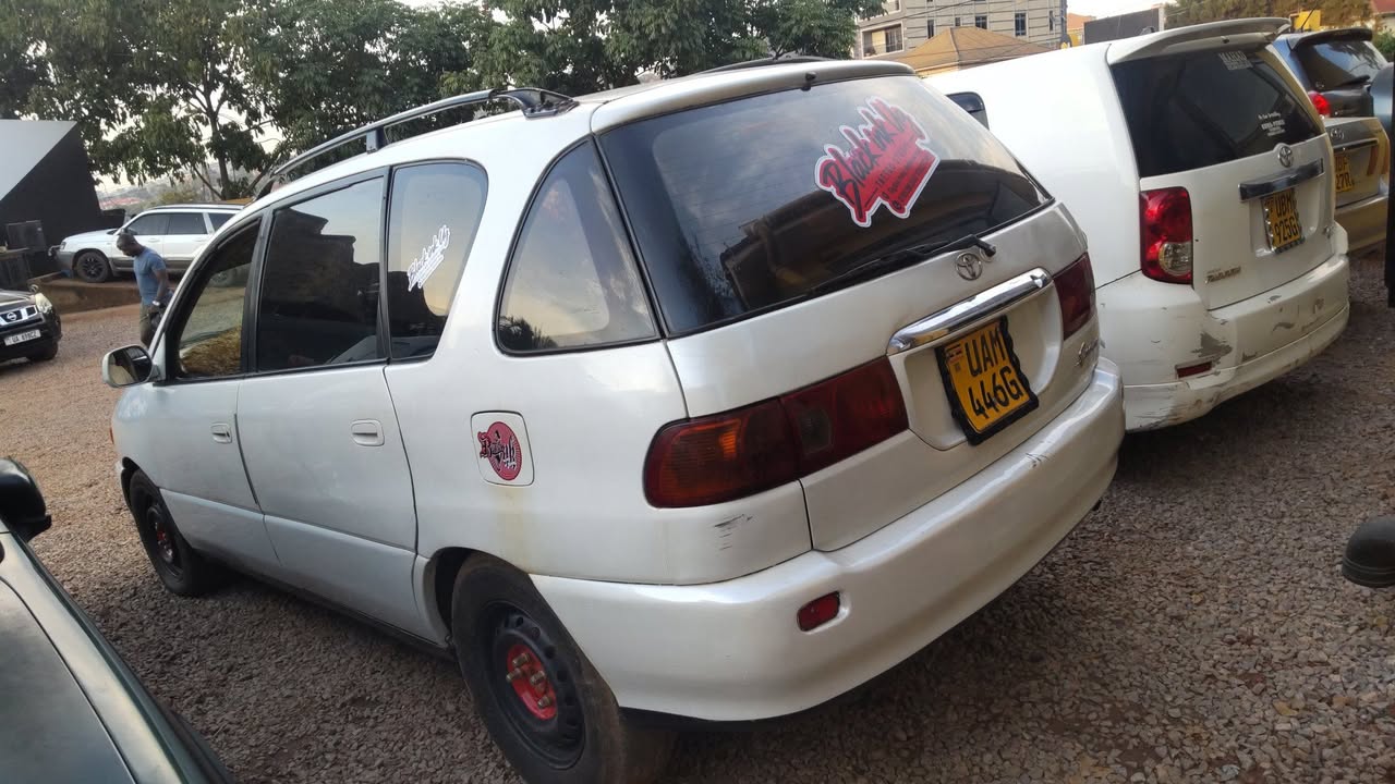 A picture of Toyota ipsum still intact on sale at 8m only contact