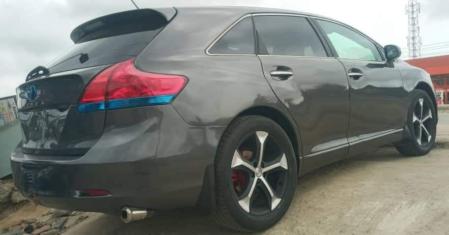 A picture of 2011 venza Full option Pano Thumb start Baked body Everything