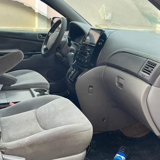 A picture of 2005 Toyota Sienna