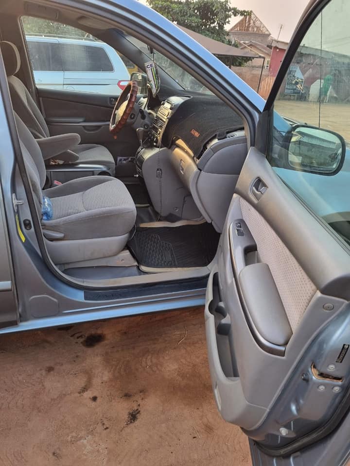 A picture of Toyota sienna 2006