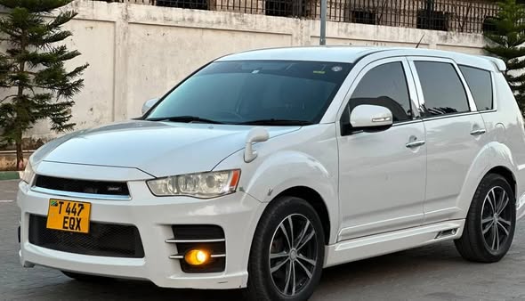 A picture of MITSUBISH OUTLANDER 2012 24 8milion
