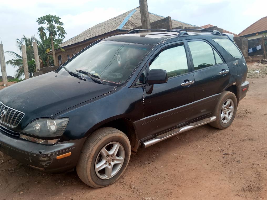 A picture of Lexus Rx 300