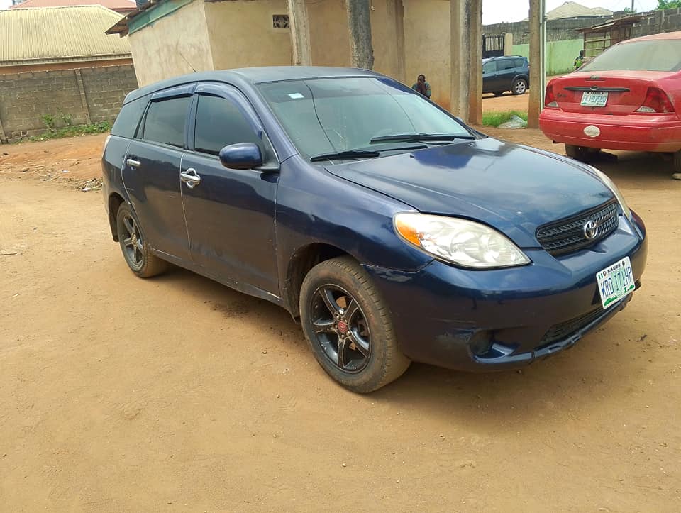 A picture of Toyota matrix 2004 model