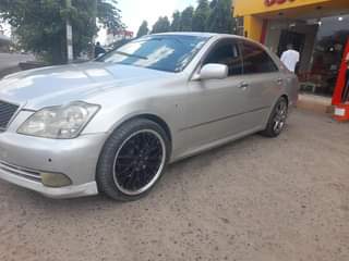A picture of TOYOTA CROWN ATHLET GARI KALI SNAA FULL AC HAINA KIPENGELE