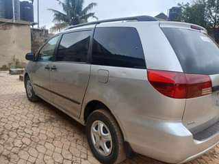 A picture of Toyota Sienna 2004 5 Used