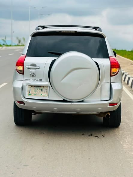 A picture of SHARP FOREIGN USED TOYOTA RAV4