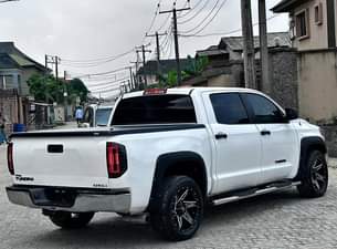 A picture of Toyota Tundra V8 2018
