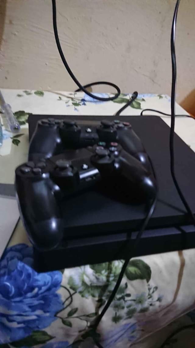 A picture of PS4 SLIM CLEAN AS A NEW 5 GAMES 2CONTROLLES AND