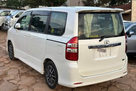 A picture of Toyota Noah 2011 model