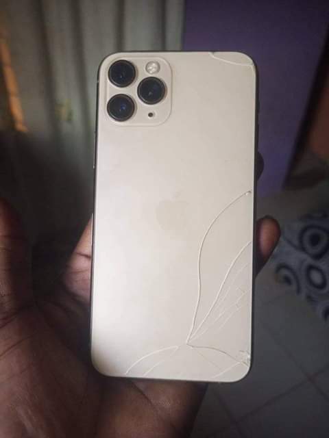 A picture of iPhone 11 pro 64 gig use clean face ID working