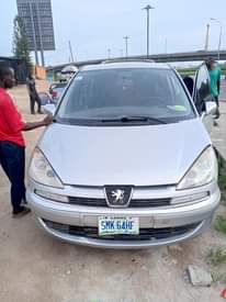 A picture of Peugeot 807