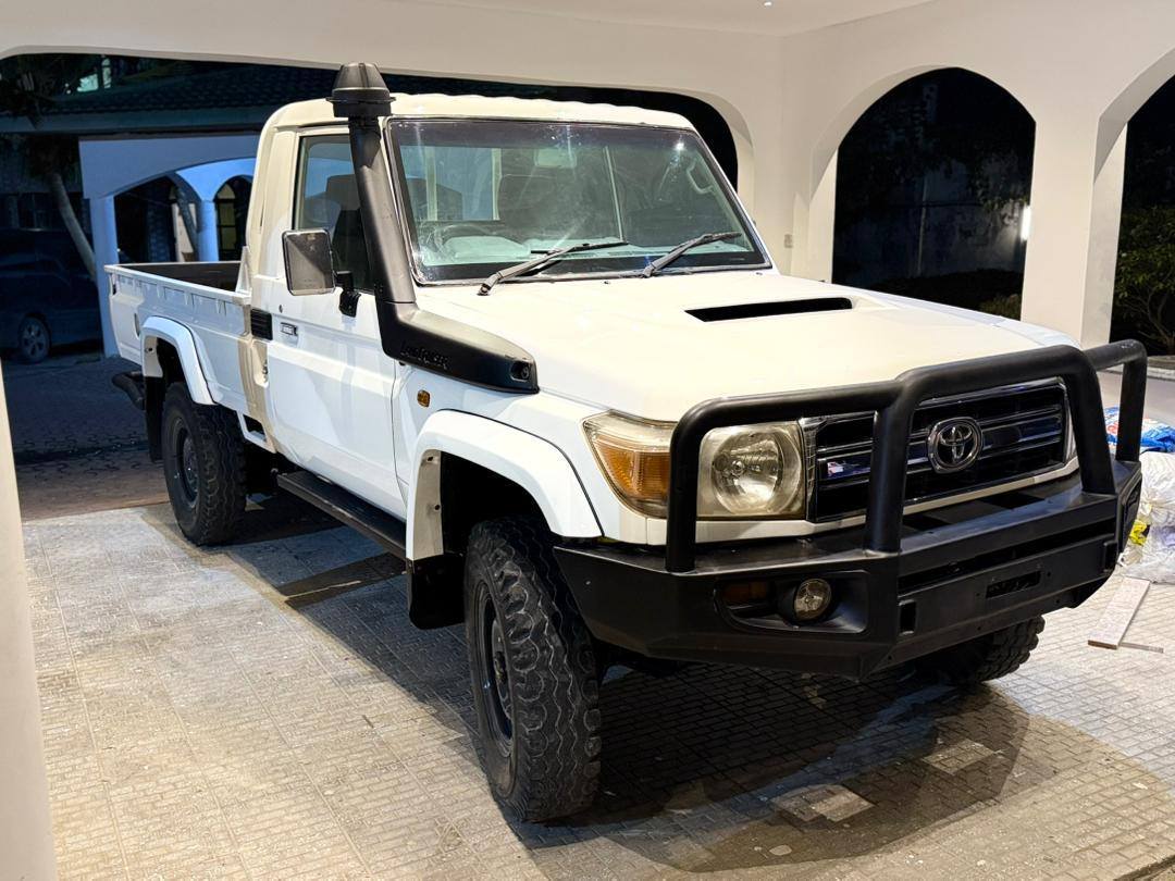 A picture of Toyota land cruiser lx