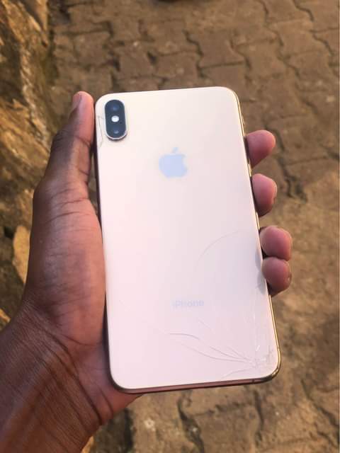 A picture of iphone xsmax 64gb