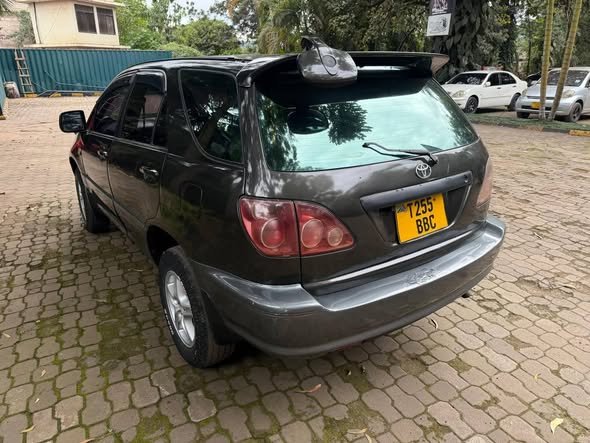 A picture of TOYOTA HARRIER