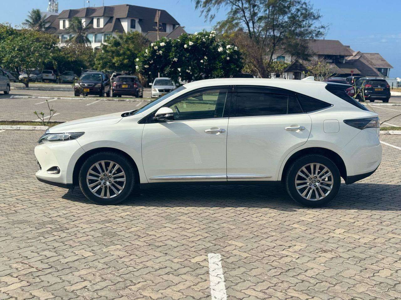 A picture of Toyota harrier 2016 Indian used on for sale 