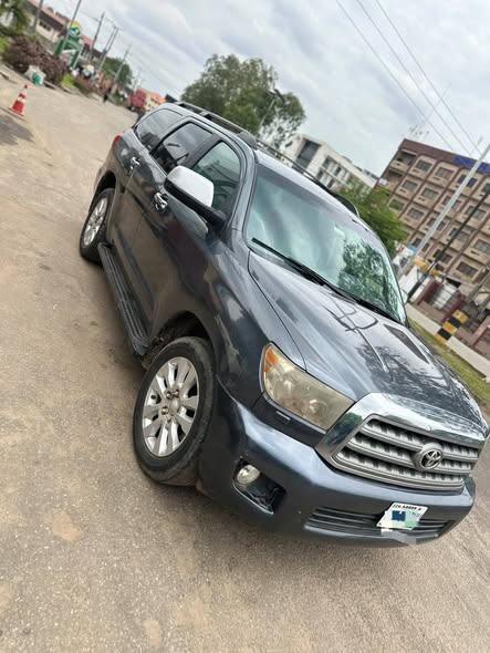 A picture of Toyota Sequoia 2008