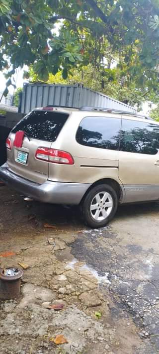 A picture of Toyota sienna