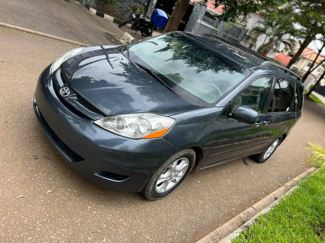A picture of Toyota Sienna