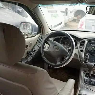 A picture of 2005 model Highlander 3 row Engine and gear untouched and