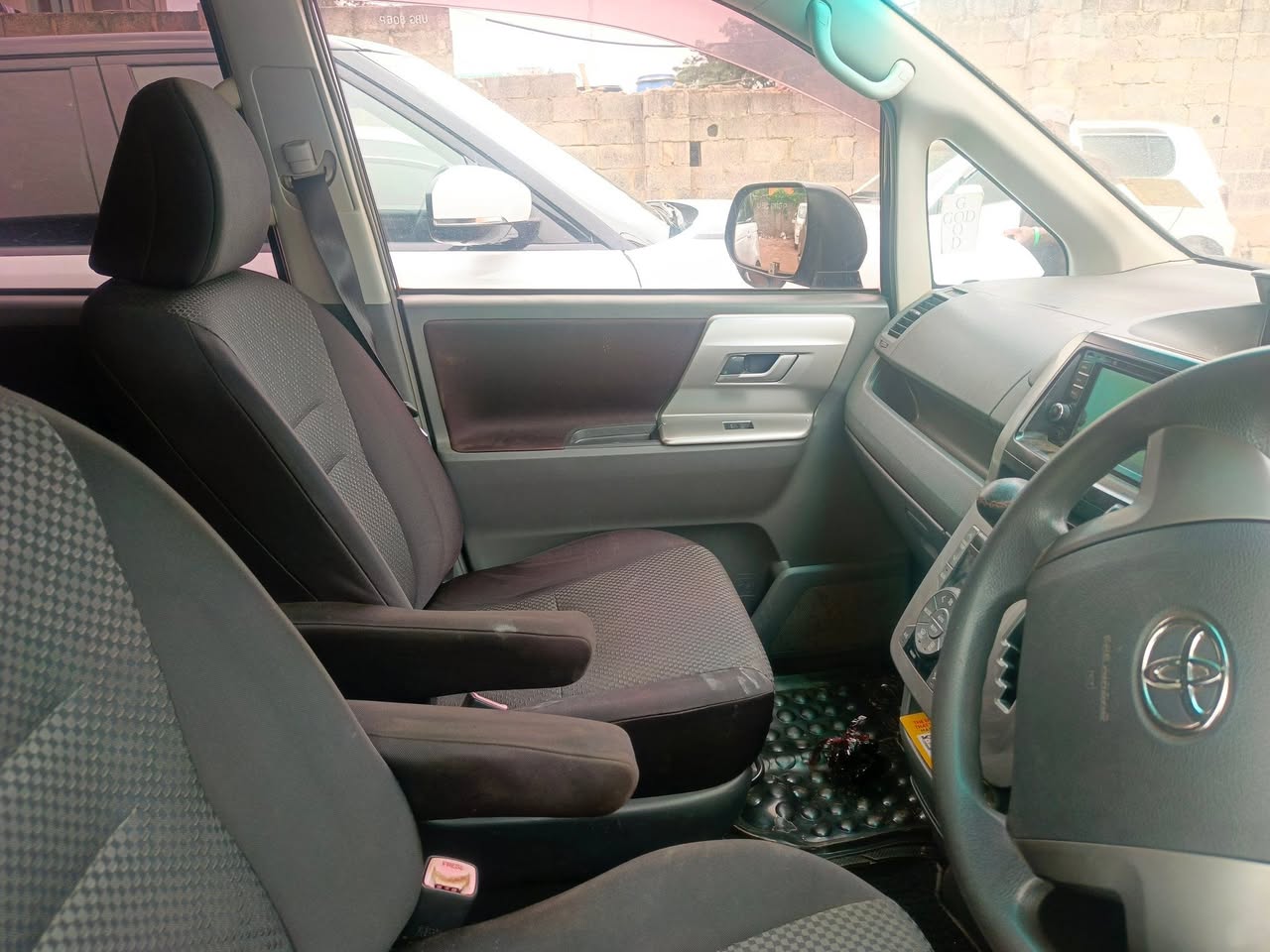 A picture of TOYOTA NOAH 2008 AWD