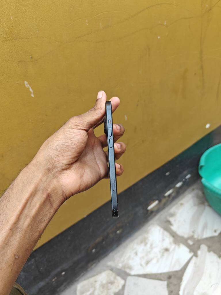 A picture of Iphone 15plain duos