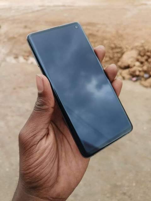 A picture of Samsung s10