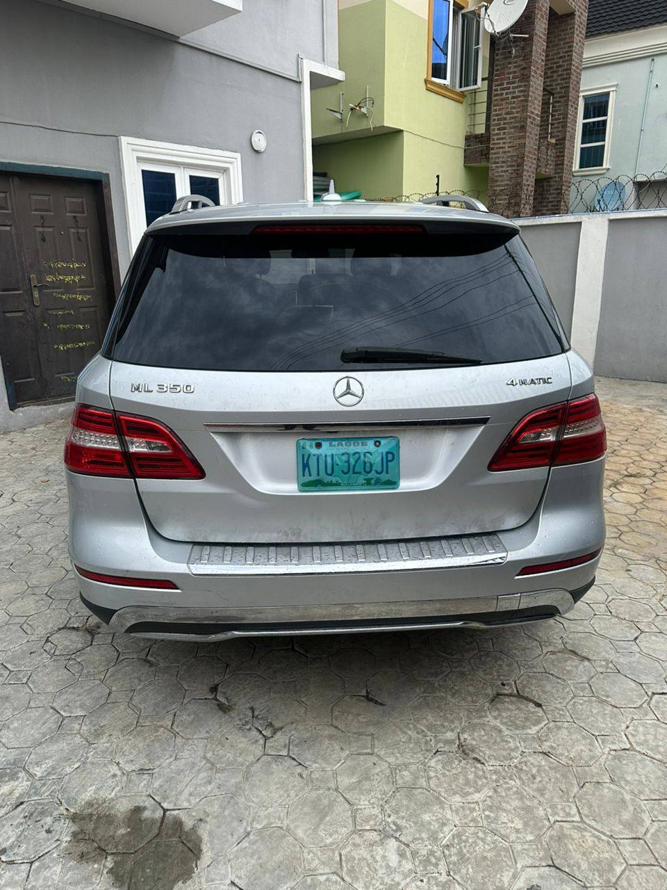 A picture of Mercedes benz ml350 2012