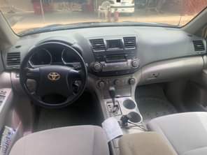 A picture of Toyota Highlander 2008 model 4 sale Super Clean body and