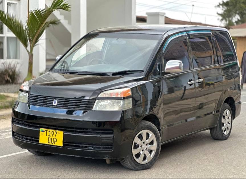 A picture of TOYOTA NOAH DUP Price TZS 10 8M MAONGEZI Year 2004