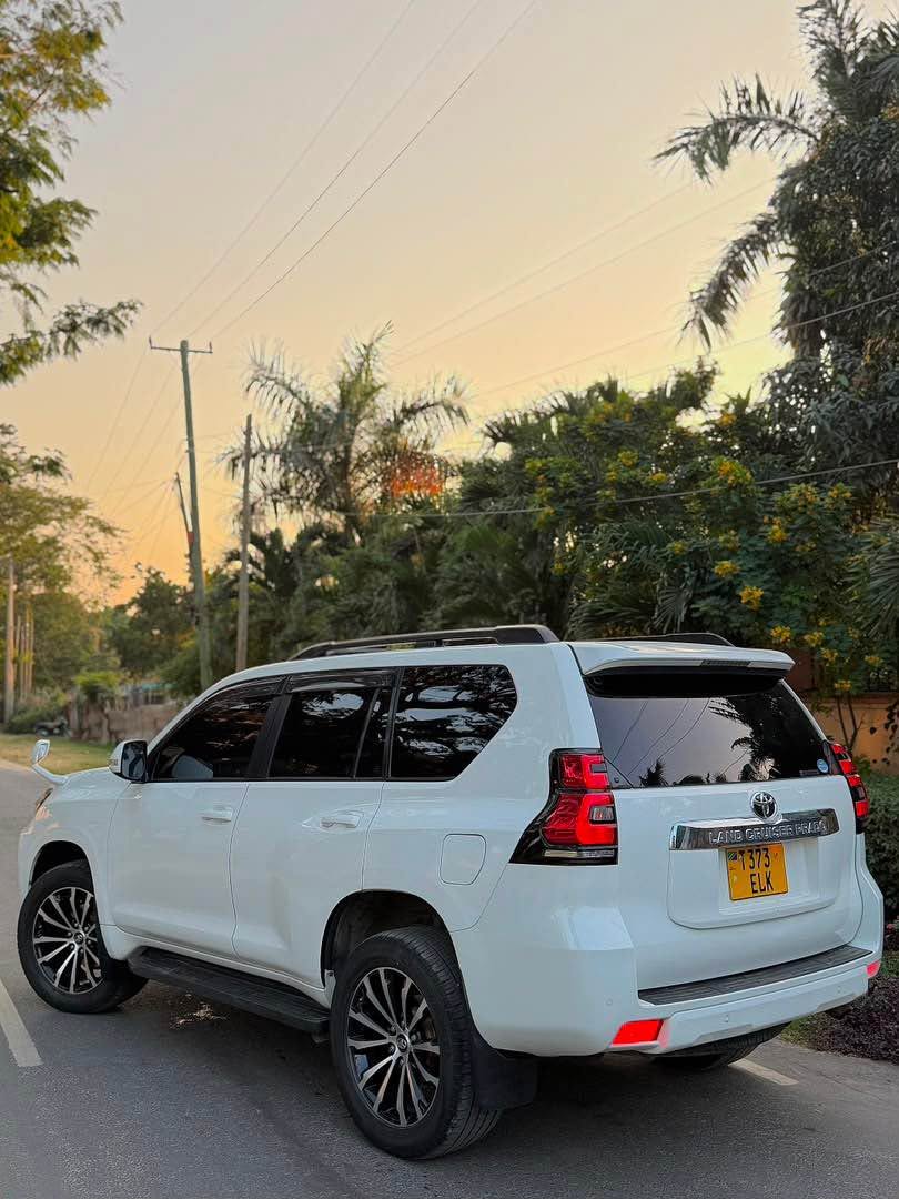 A picture of TOYOTA LANDCRUISER PRADO TX CONTACT 0612989162