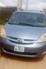 A picture of Toyota sienna 2007 model first body very sharp interior and