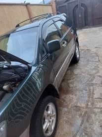 A picture of 2001 lexus