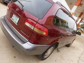 A picture of Toyota Sienna XLE 02 model