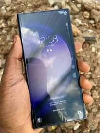 A picture of Nauza Samsung s23 haina tatizo lolote na risit yake ipo