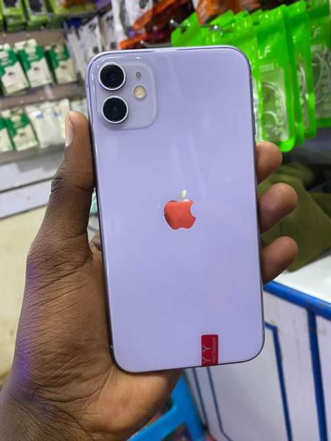 A picture of Iphone 11 128gb duos at 990k