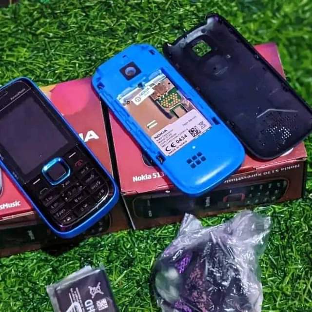 A picture of Nokia 5130 og full box mpya bei 35000 call me
