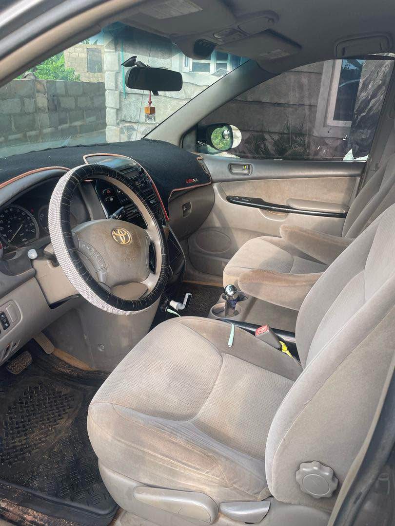 A picture of Toyota sienna 2005
