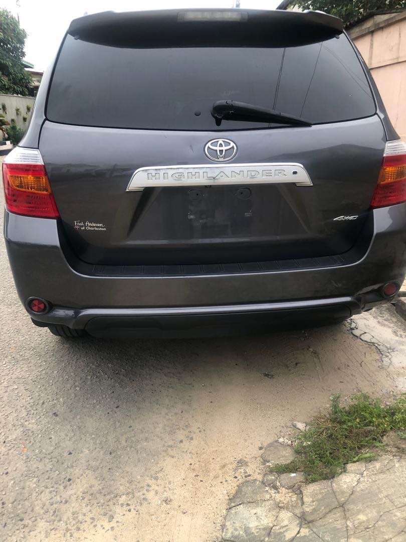 A picture of TOYOTA HIGHLANDER 2010