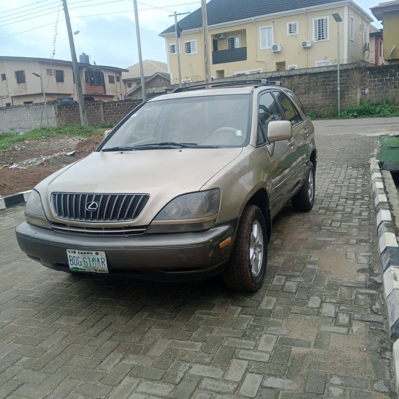 A picture of Neatly used 2000 Lexus Rx 300 for sale