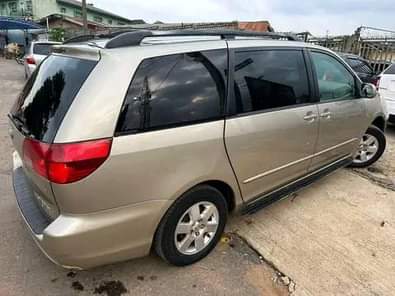 A picture of REGISTERED 2005 TOYOTA SIENNA XLE Barley Used First body Leather