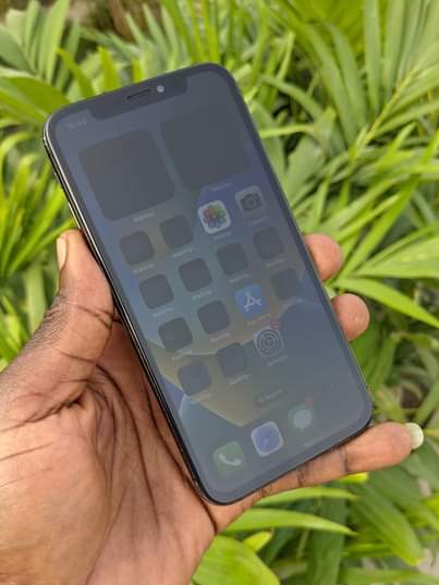 A picture of IPhone X in