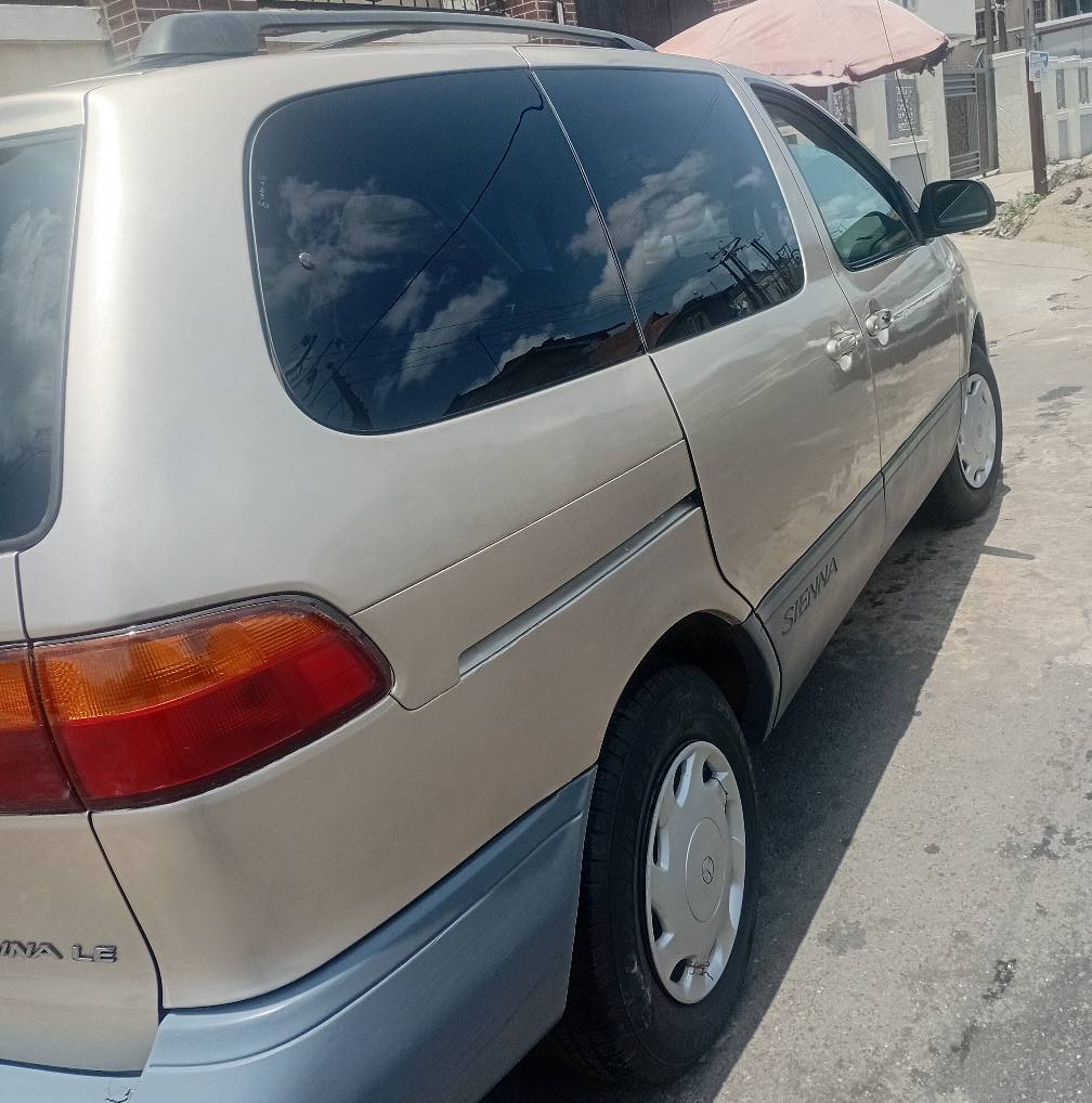 A picture of Toyota Sienna