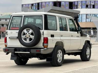 A picture of TOYOTA LANDCRUISER LX