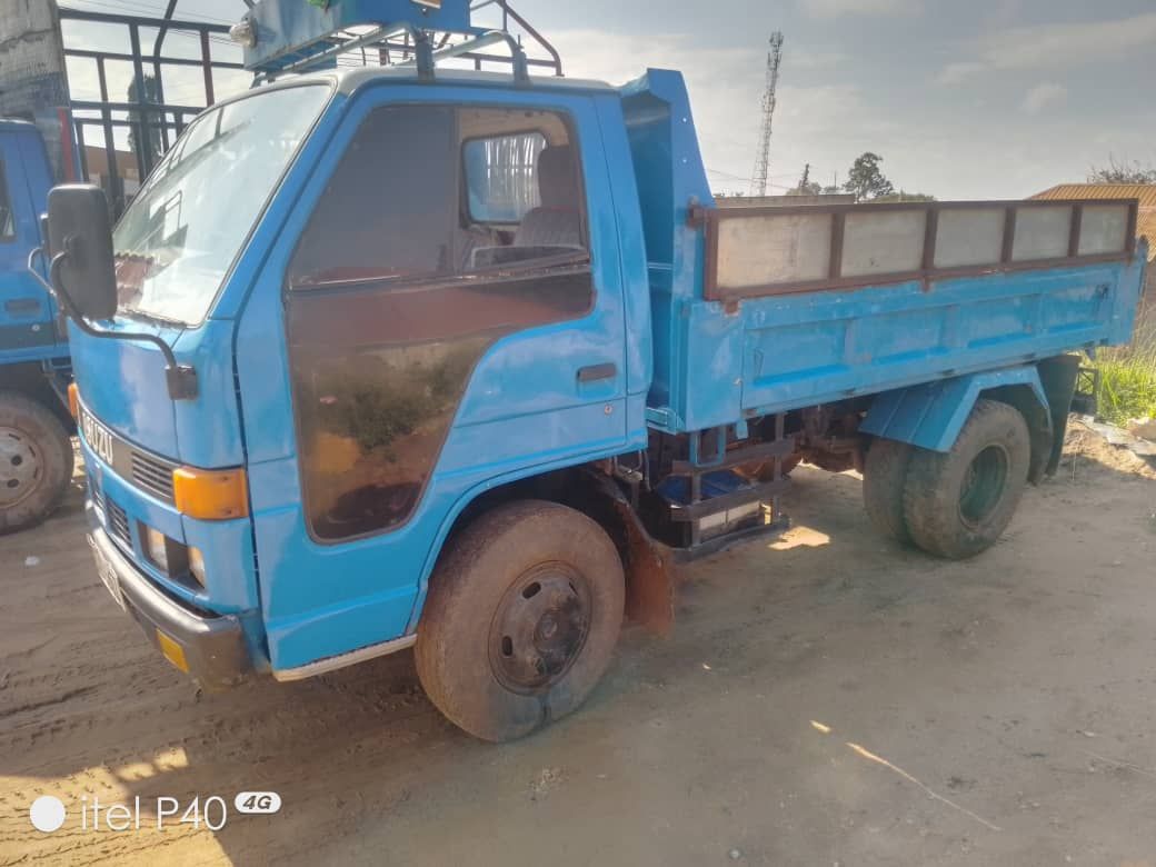 A picture of Isuzu elf 4BE1