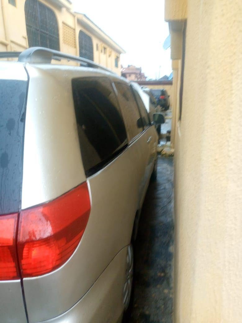 A picture of Toyota Sienna 07