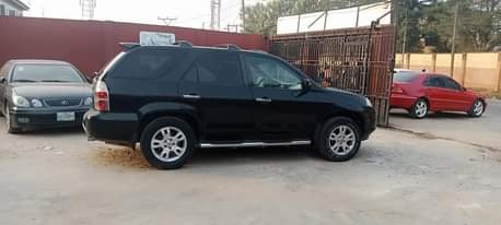 A picture of Acura MDX on top notch condition 06