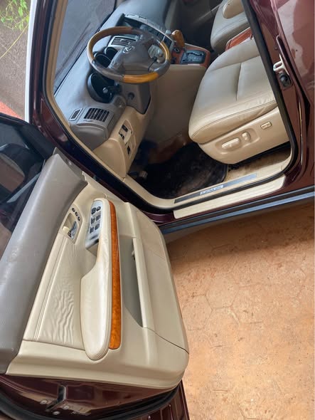 A picture of Distress sale Lexus Rx 350 in 330 body 2007