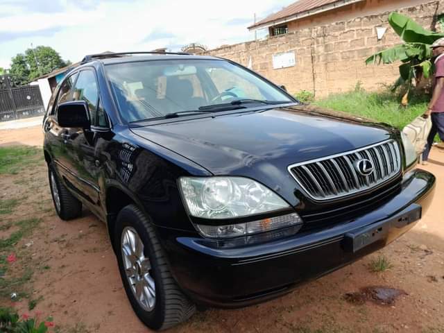 A picture of Lexus RX300