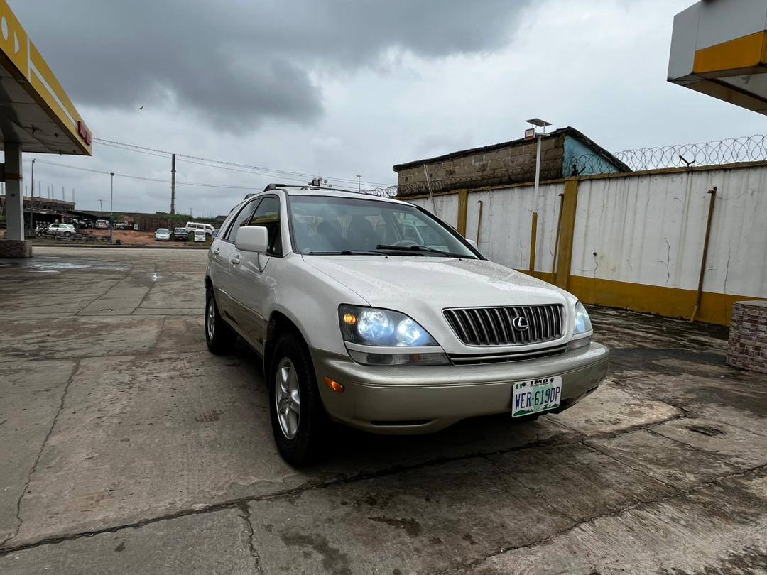 A picture of Lexus RX300